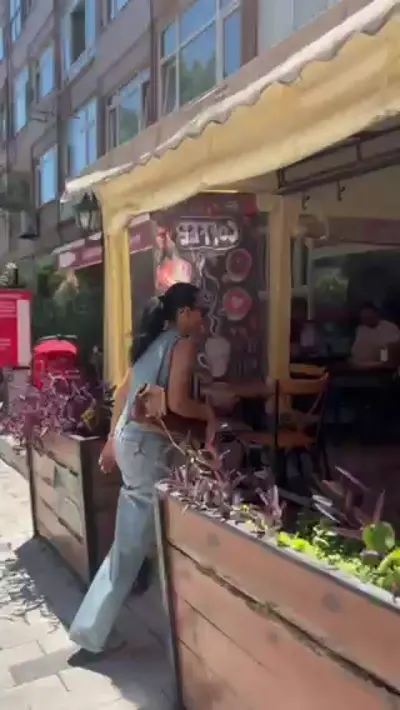 ZİN Cafe giriş ve bahçe görüntüsü