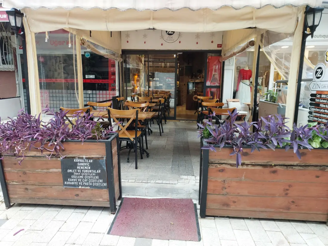 ZİN Cafe dış cephesi ve girişi