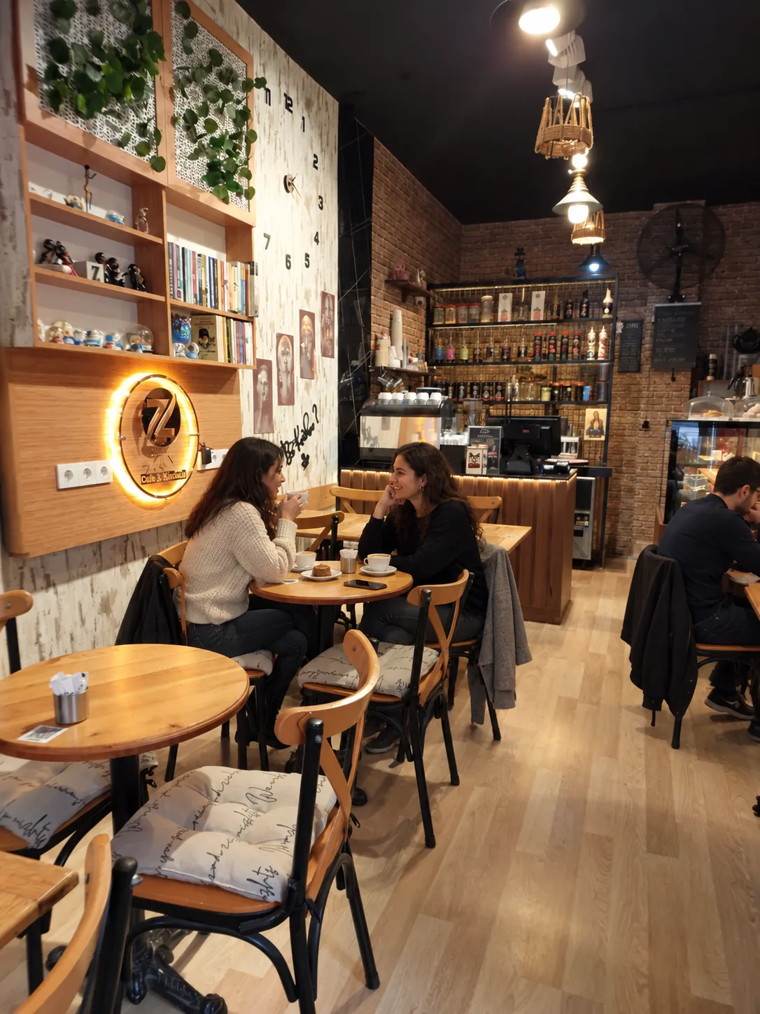 ZİN Cafe masa ve oturma alanı